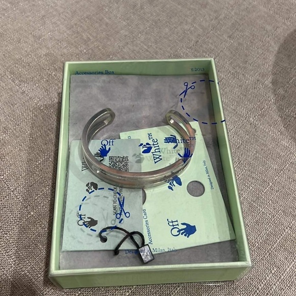 Off-White Other - Off-White Silver Paperclip Cuff Bracelet in Brandnew condition